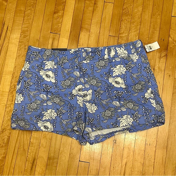Brand New, Blue, Gap "City" Shorts w/ White Flowers. Classic and statement! NWT - Picture 2 of 9
